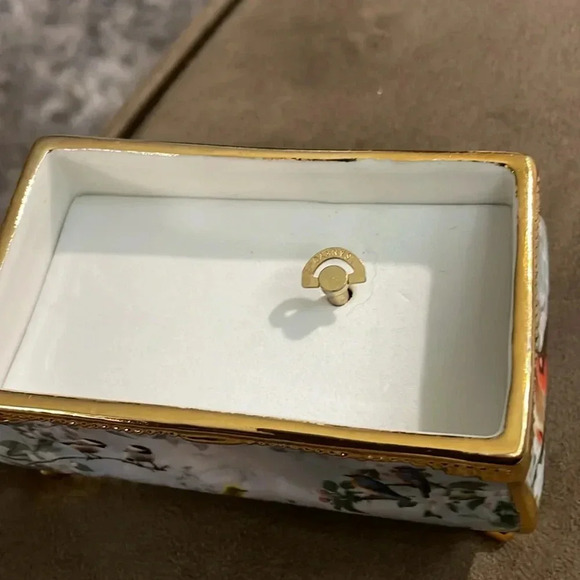 The Bradford Exchange songbird Serenade Heirloom porcelain music box - Picture 6 of 9